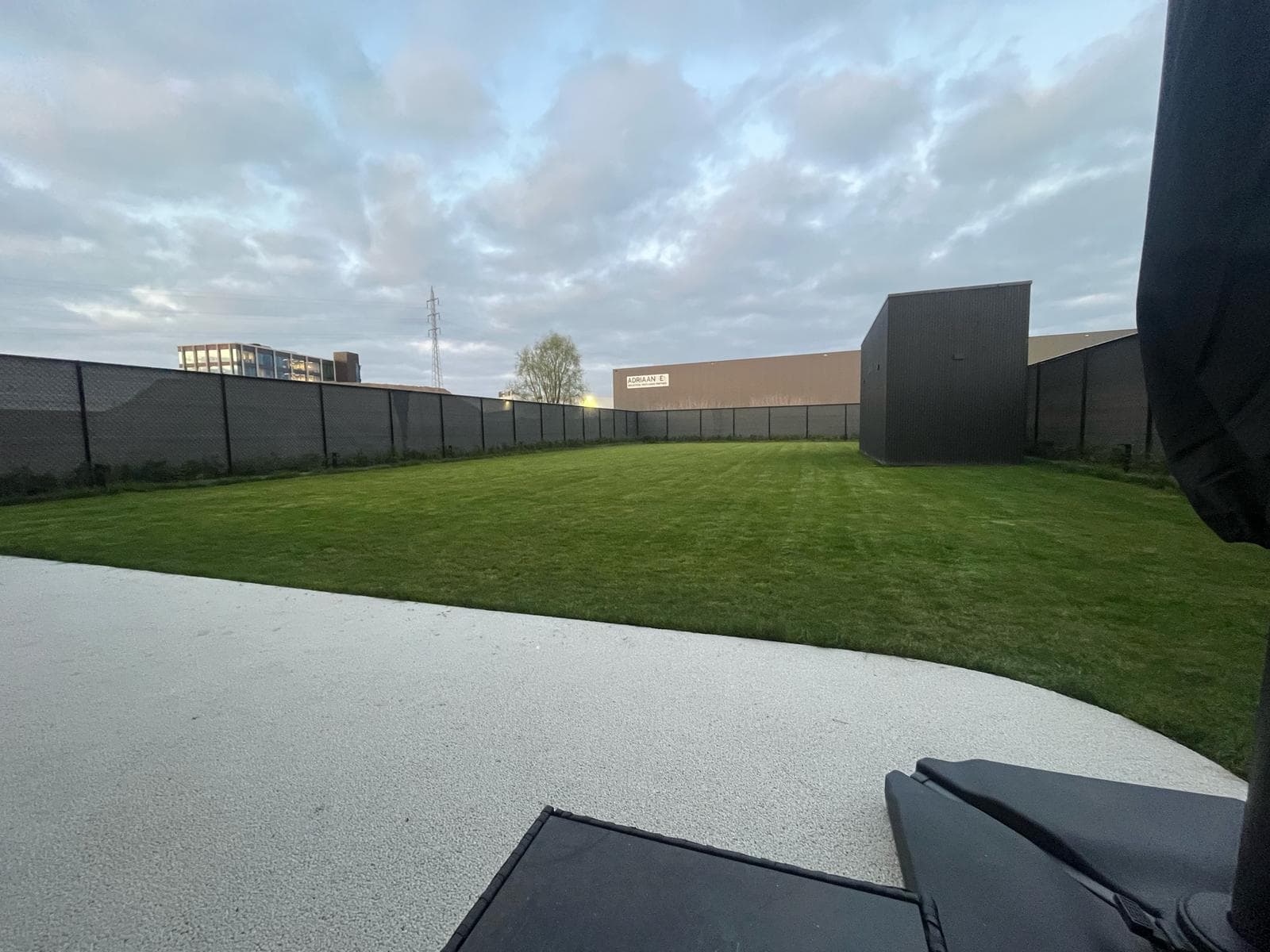 Nour aan het werk in de tuin